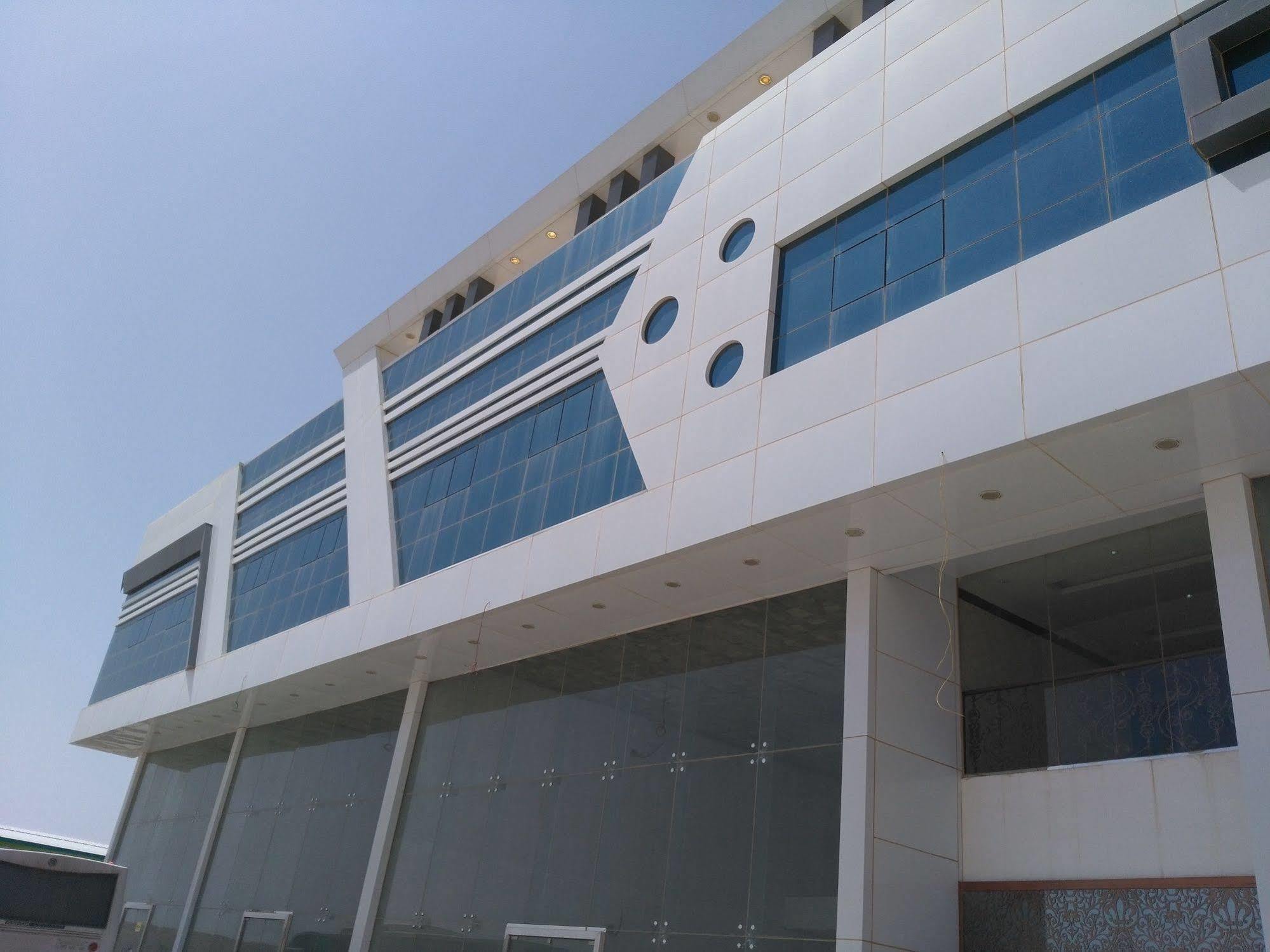 Aram Hotel 3*